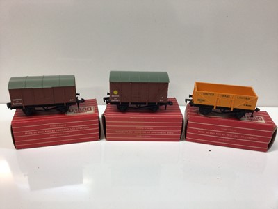 Lot 289 - Hornby Duplo OO gauge rolling stock including Gunpower, Banana, blue spot fish and ventilated vans and low sided, sand, salt, cattle and tank wagons, all red boxes, (32 total)