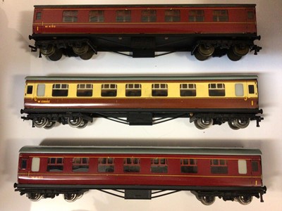 Lot 293 - Hornby Duplo OO gauge D type corridor and suburban coaches, blue boxes (19)