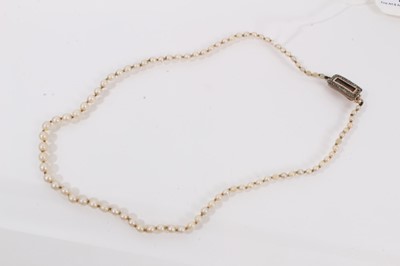 Lot 510 - Cultured pearl necklace with a single strand of graduating pearls and a Georgian yellow metal seed pearl clasp