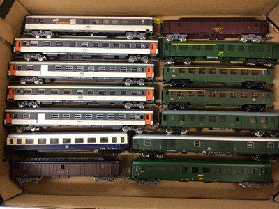 Lot 301 - Jouef HO gauge unboxed SNCF & DB coaches and rolling stock (24) together with Lima HO gauge set of three red M2 carriages for the IJssel line by the NS, boxed 149778