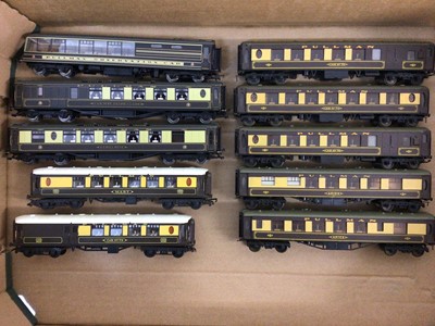 Lot 306 - Hornby & Triang OO gauge unboxed Pullman cars including Observation Car (x10) plus various manufacturers and operators coaches (approx. 60)