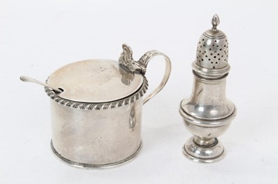 Lot 380 - Georgian silver drum mustard, with gadrooned border and hinged cover