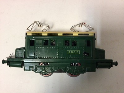 Lot 318 - Serie Hornby Hachette O gauge 0-4-0 clockwork locomotive and tender, both boxed 40 2372 YSNCF clockwork eletric Type B-PO locomotive, boxed 40 2364 M, SNCF Type BB-805 3 rail electric locomotive pl...