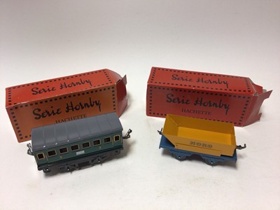 Lot 318 - Serie Hornby Hachette O gauge 0-4-0 clockwork locomotive and tender, both boxed 40 2372 YSNCF clockwork eletric Type B-PO locomotive, boxed 40 2364 M, SNCF Type BB-805 3 rail electric locomotive pl...