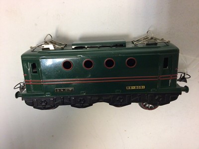Lot 318 - Serie Hornby Hachette O gauge 0-4-0 clockwork locomotive and tender, both boxed 40 2372 YSNCF clockwork eletric Type B-PO locomotive, boxed 40 2364 M, SNCF Type BB-805 3 rail electric locomotive pl...