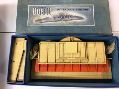 Lot 298 - Hornby Duplo OO gauge D1 Through Station, boxed D455, Engine Shed, boxed D415, Footbridge, boxed D454 plus two other loose metal stations, plastic platform pieces and accessories (qty)