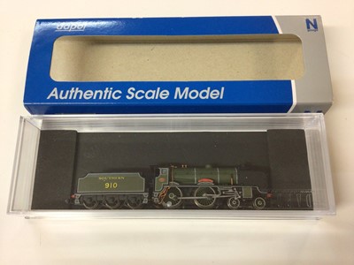 Lot 321 - Dapol N gauge SR Maunsell Olive green lined 4-4-0 Schools Class 'Merchant Taylor's' tender locomotive 910, boxed 2S 002 004, Lima BR blue diesel 'The Fife & Forfar Yeomary' 9006, 0-4-0 locomotive a...