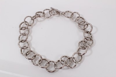 Lot 555 - Silver chain link necklace with large hammered silver chain links