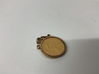 Lot 101 - Elizabeth II gold full sovereign 1976 in 9ct gold pendant mount