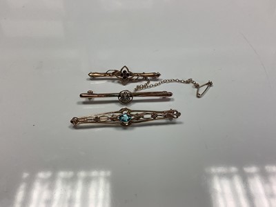 Lot 110 - Three Edwardian gem set bar brooches, together with a group of other 9ct gold and yellow metal jewellery including a gate bracelet and chains.