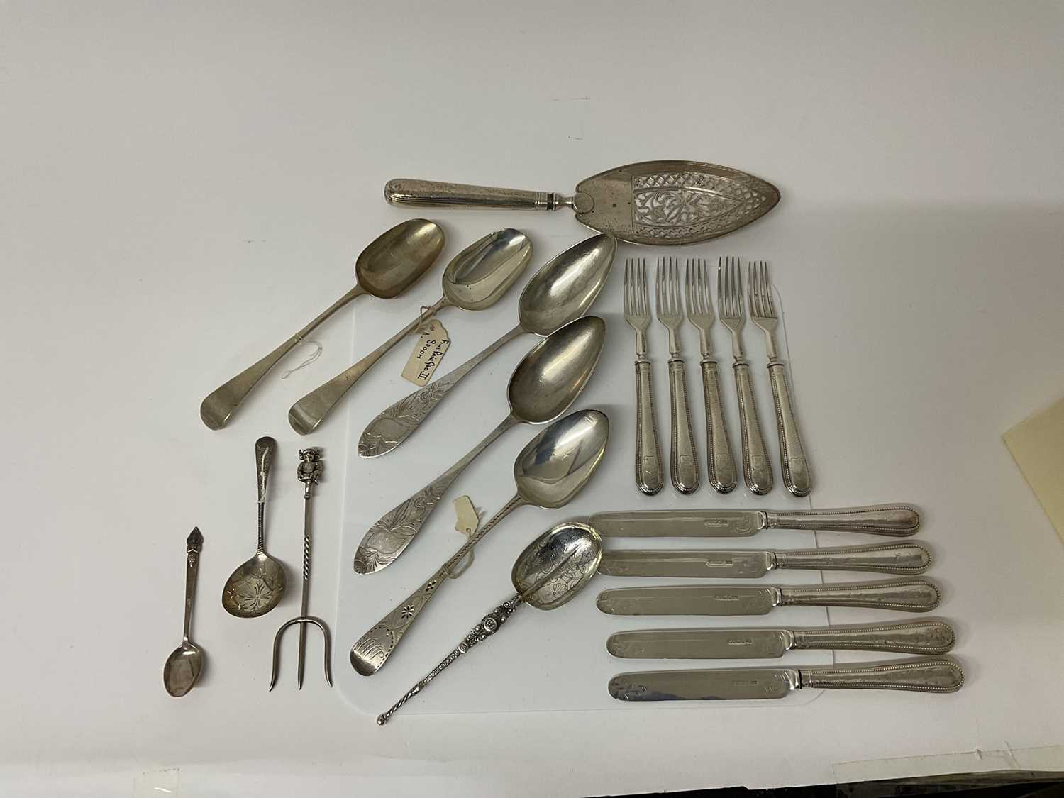 Lot 55 - Group of Georgian and later silver flatware, to include a pierced fish slice (London 1791), table spoons, toasting fork, desert cutlery and other items (various dates and makers).