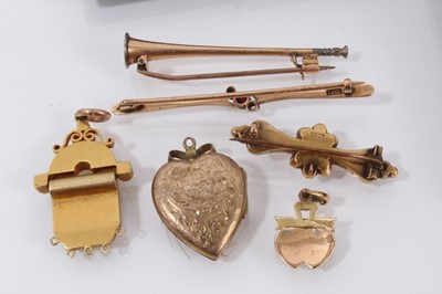 Lot 415 - Group of Victorian and Edwardian gold and yellow metal jewellery to include a hinged bangle, four brooches, locket and two pendants