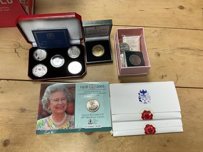 Lot 195 - World - Mixed coins to include Pobjoy Mint proof silver five coin set 'The Falklands War' 1982