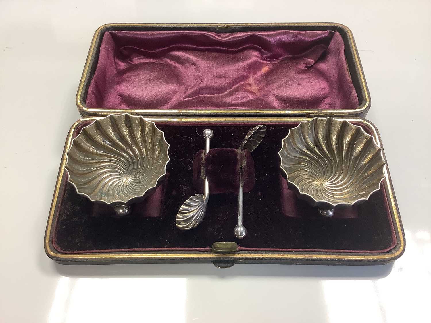 Lot 80 - Pair of Victorian silver salt spoons (Birmingham 1891), together with a pair of plated salt cellars, in a fitted case.