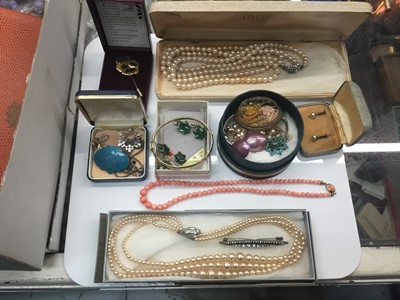 Lot 875 - Group of mixed costume jewellery