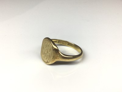 Lot 136 - 18ct gold signet ring with engraved initials