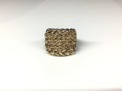 Lot 138 - 9ct gold large rope twist panel ring