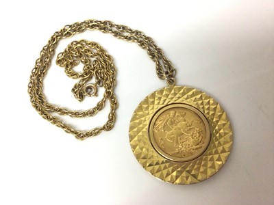 Lot 145 - George V gold full sovereign, 1912, in yellow metal disc pendant mount on yellow metal chain