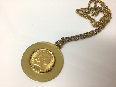 Lot 145 - George V gold full sovereign, 1912, in yellow metal disc pendant mount on yellow metal chain