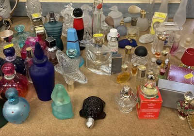 Lot 180 - Collection of vintage perfume and perfume bottles