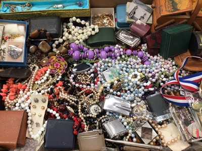 Lot 805 - Group of vintage costume jewellery, trinket boxes, lighters and bijouterie (1 box)