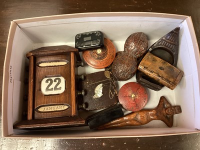 Lot 70 - Desk calendar and various wooden items