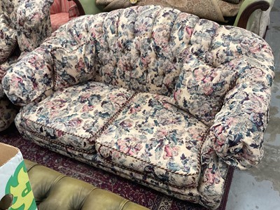 Lot 1113 - Contempory traditional-style three piece cottage suite with footstool (4)