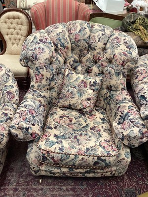 Lot 1113 - Contempory traditional-style three piece cottage suite with footstool (4)