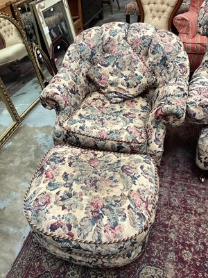 Lot 1113 - Contempory traditional-style three piece cottage suite with footstool (4)