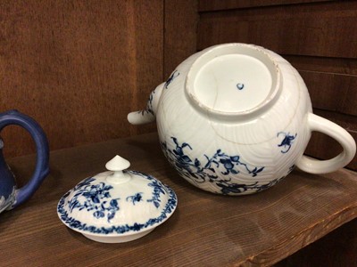 Lot 115 - A Worcester blue and white teapot