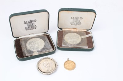 Lot 140 - G.B. - Mixed coinage to include Victoria OH Sovereign 1895M GF (N.B. In 9ct gold ring mount, total wt. 9gms), silver Half Crown 1888 (N.B. Set in swivel pin mounted circular brooch) and Royal Mint...