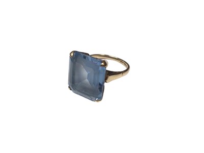 Lot 256 - 9ct gold blue stone cocktail ring
