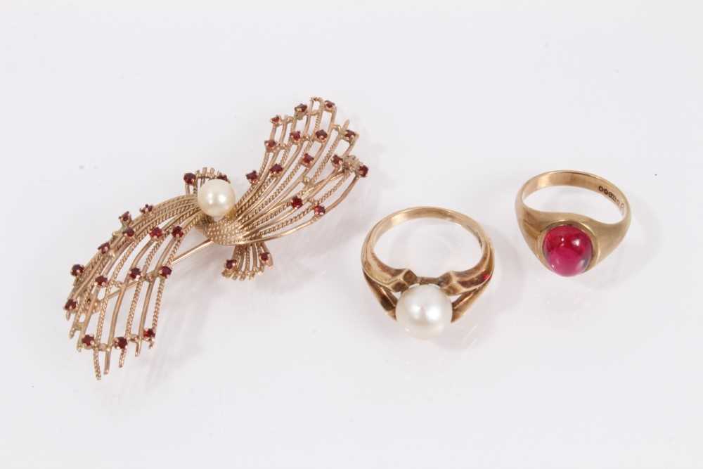 Lot 870 - 9ct gold spray brooch, together with 9ct gold cultured pearl ring and 9ct gold red cabochon ring