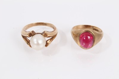Lot 870 - 9ct gold spray brooch, together with 9ct gold cultured pearl ring and 9ct gold red cabochon ring
