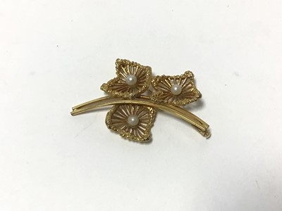 Lot 51 - 9ct gold floral spray brooch set with pearls
