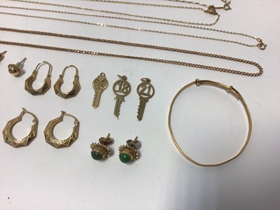 Lot 48 - Group of 9ct gold jewellery to include chain, bangle and other items