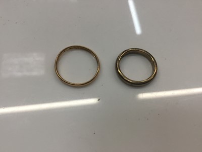 Lot 879 - Gold wedding band