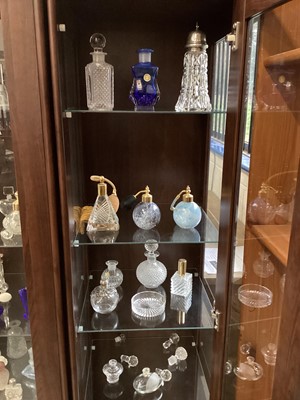 Lot 285 - A collection of scent bottles