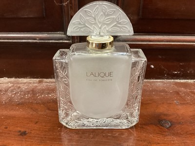 Lot 282 - Modern Lalique Chevrefeuille scent bottle with stopper