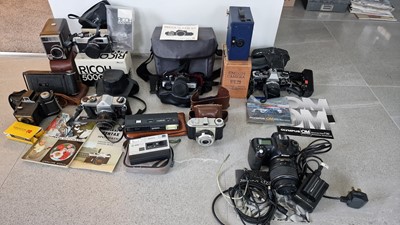 Lot 498 - Nikon D50 SLR camera and collection of other cameras.