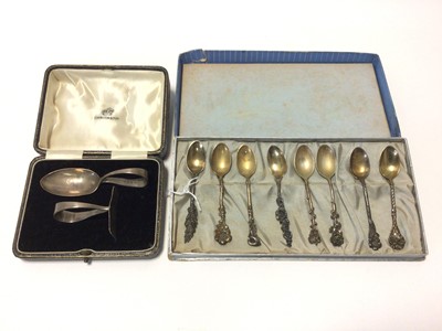 Lot 80 - Set of eight American silver coffee spoons, in a fitted case, together with a child's spoon and pusher by Elkington & Co.