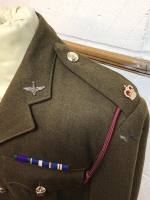 Lot 634 - Parachute Regiment Officers' No2 Service Dress with Majors' crown, Para Reg collar dogs, medal ribbons and lanyard plus tie