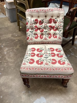 Lot 1483 - Edwardian buttoned back nursing chair on ring turned legs and castors