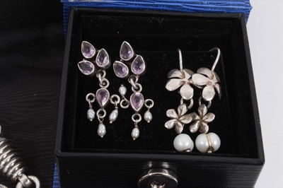 Lot 803 - Group of silver jewellery