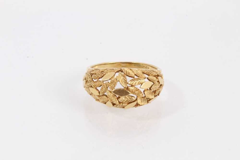 Lot 965 - 18ct gold ring with foliate decoration