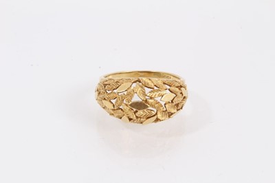 Lot 965 - 18ct gold ring with foliate decoration