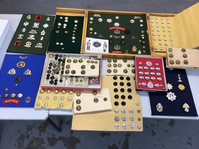 Lot 585 - Collection of British military cap badges and buttons (1 box)