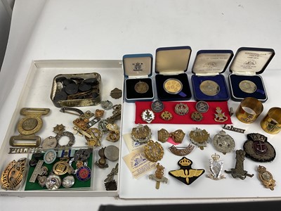 Lot 593 - Collection of British military cap badges, Sweetheart brooches and other items to include First World War On War Service 1915 badge and Royal Observer Corps badges. (1 box)