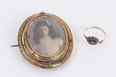 Lot 893 - Georgian rose cut diamond cluster ring and a Victorian gilt metal glazed locket brooch (2)