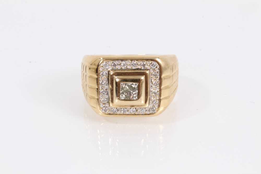 Lot 903 - 9ct gold large diamond set ring